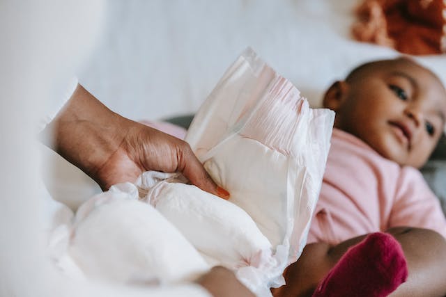 Bébé fait une allergie aux couches : comment réagir et comment le soigner ?
